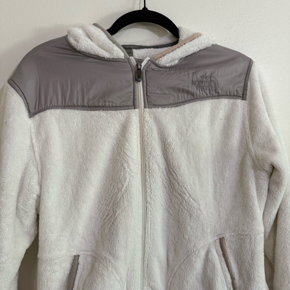 Women’s LThe North Face Women's White and Gray Teddy Jacket: adventure outdoors - Picture 2 of 14